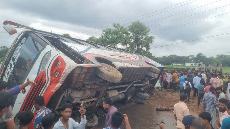 ফেনীতে নিয়ন্ত্রণ হারিয়ে শিক্ষার্থীদের ওপর উঠে গেল বাস, নিহত ১
