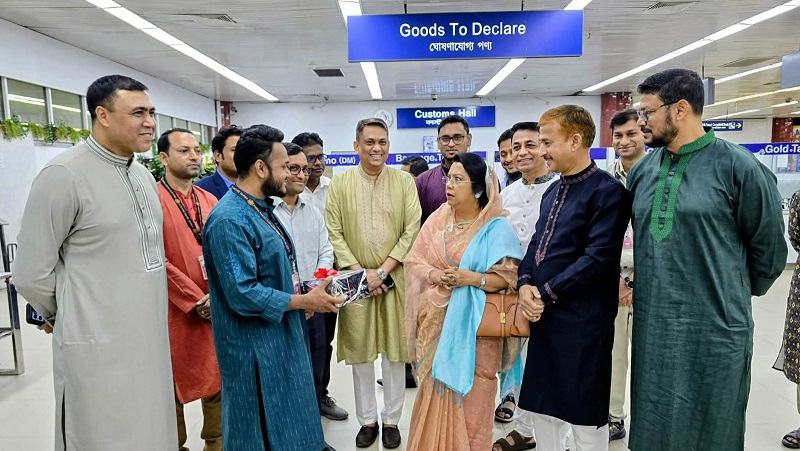 যাত্রীসেবা উন্নয়নের নির্দেশ দিয়ে শাহজালাল বিমানবন্দর পরিদর্শন করলেন পর্যটনমন্ত্রী
