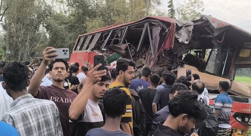 মাদারীপুরে দুই বাসের মুখোমুখি সংঘর্ষ, নিহত ২