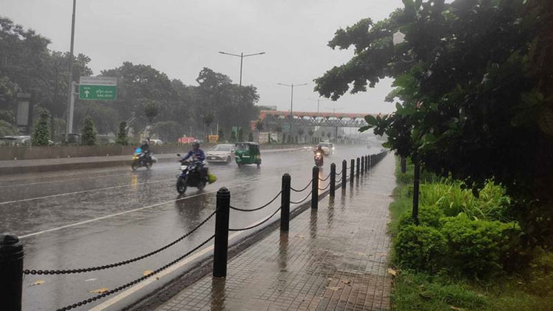 সারা দিনই ঝরতে পারে বৃষ্টি, থাকতে পারে কালও
