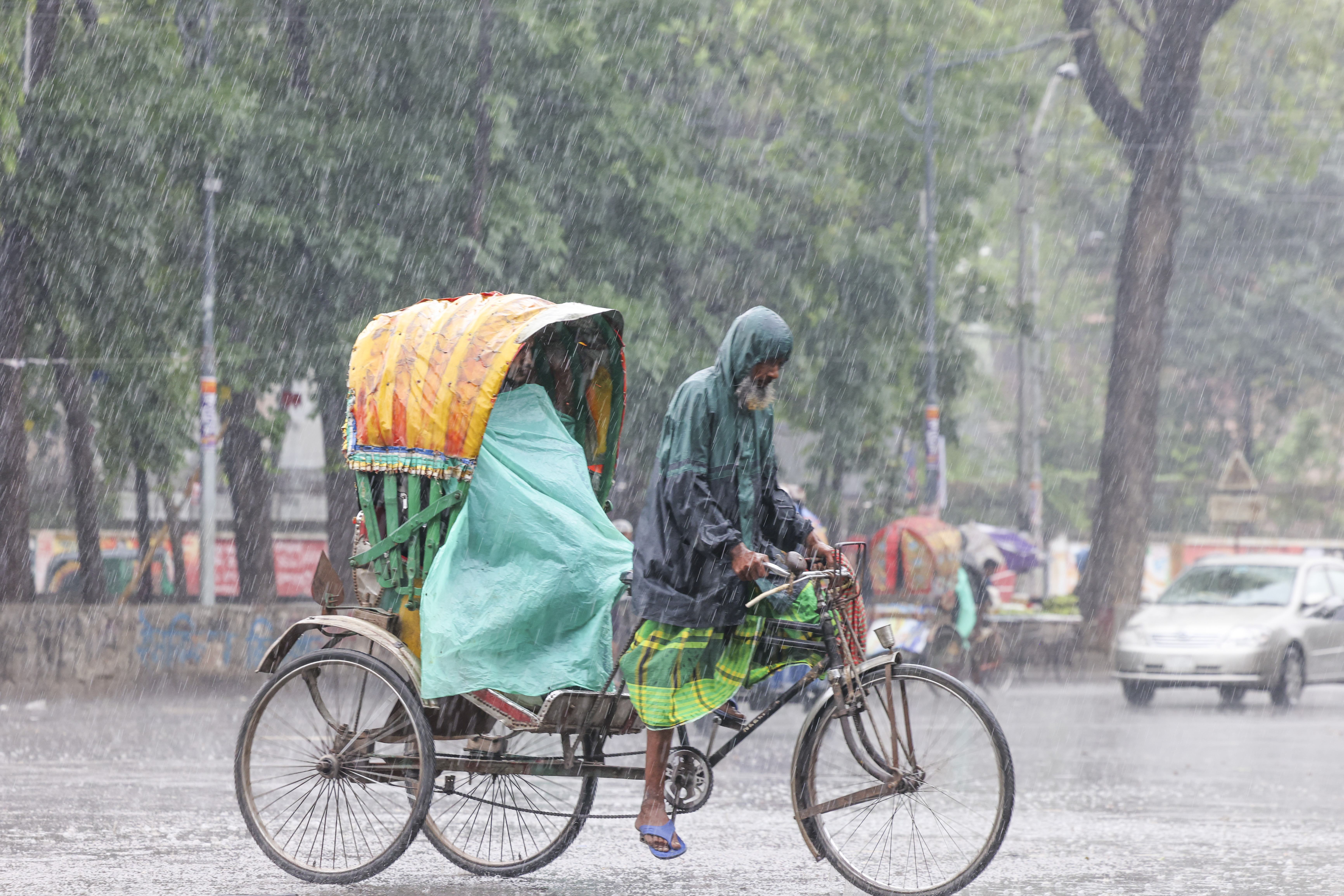 বৃষ্টিতে ভিজল ঢাকা