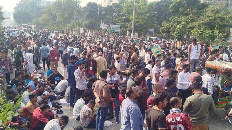 রাস্তা অবরোধ মোবাইল ব্যবসায়ীদের, বিটিআরসির সঙ্গে বৈঠকে প্রতিনিধি দল