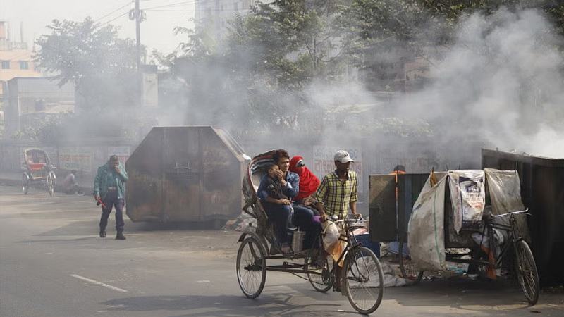 ঢাকার বায়ুমানে অবনতি, আজ ‘সংবেদনশীলদের জন্য অস্বাস্থ্যকার’