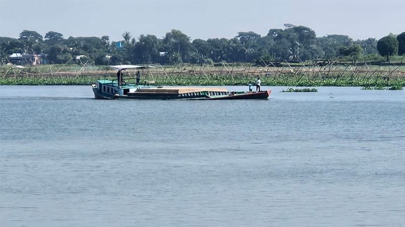 তেঁতুলিয়া নদীতে বাল্কহেডে চাঁদাবাজি, পাঁচজন আটক