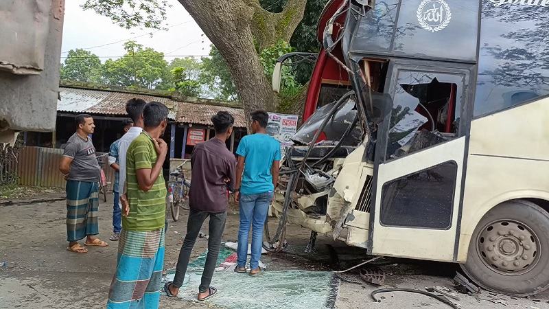 মহেশপুরে বাস ও ট্রাকের সংঘর্ষে ১৫ জন আহত
