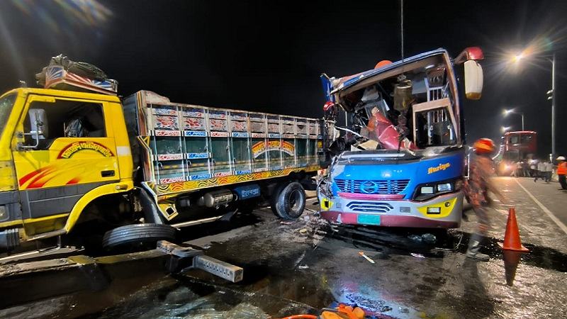 পদ্মা সেতুতে যাত্রীবাহী বাস-ট্রাকের সংঘর্ষে নিহত ২
