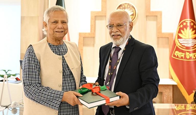 বঞ্চিত অবসরপ্রাপ্তদের আবেদন পর্যালোচনা কমিটির ২য় প্রতিবেদন প্রধান উপদেষ্টার কাছে পেশ