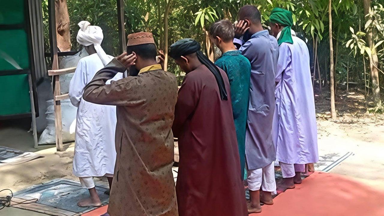 সৌদি নয়, এবার নাইজার ও মালির সঙ্গে চাঁদপুরে ৭ মুসল্লির ঈদ উদ্‌যাপন