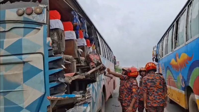 দাঁড়িয়ে থাকা বাসের পেছনে অপর বাসের ধাক্কায় নিহত ১, আহত ৫
