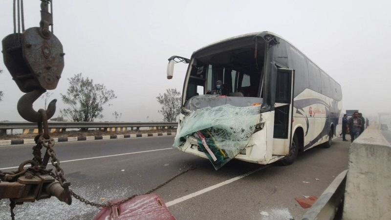 ঘন কুয়াশায় তিন যাত্রীবাহী বাস ও কাভার্ডভ্যানের সংঘর্ষ