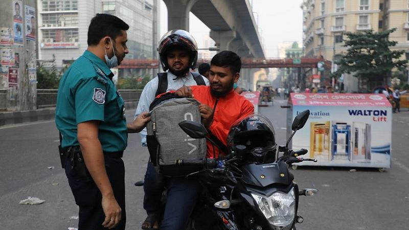 রাজধানীতে আইনশৃঙ্খলা বাহিনীর তৎপরতা জোরদার, সড়কে গাড়ি কম
