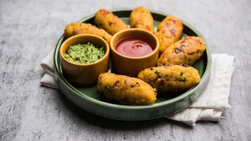 ইফতারে ঝটপট বানিয়ে ফেলুন চিড়ার চপ