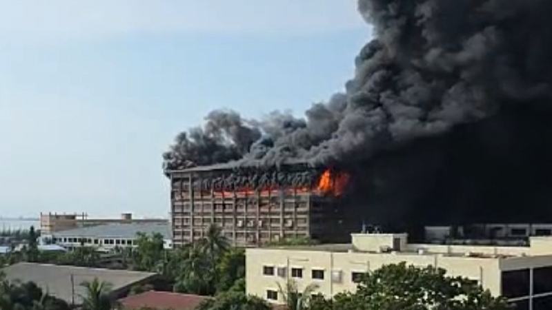 চট্টগ্রাম ইপিজেডে পোশাক কারখানায় ভয়াবহ আগুন, নিয়ন্ত্রণে ১৬ ইউনিট