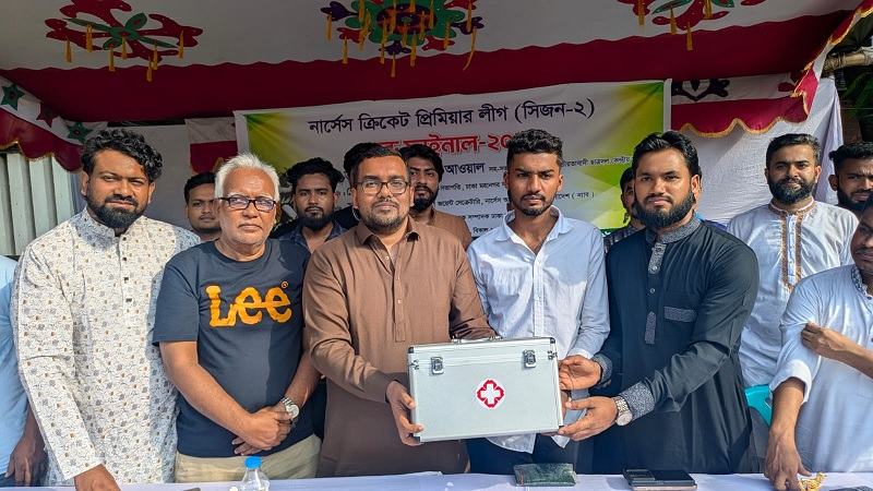 প্রধানমন্ত্রীর পক্ষ থেকে ফার্স্ট এইড বক্স উপহার পেলেন সিএনজি চালানো ছাত্রদল নেতা