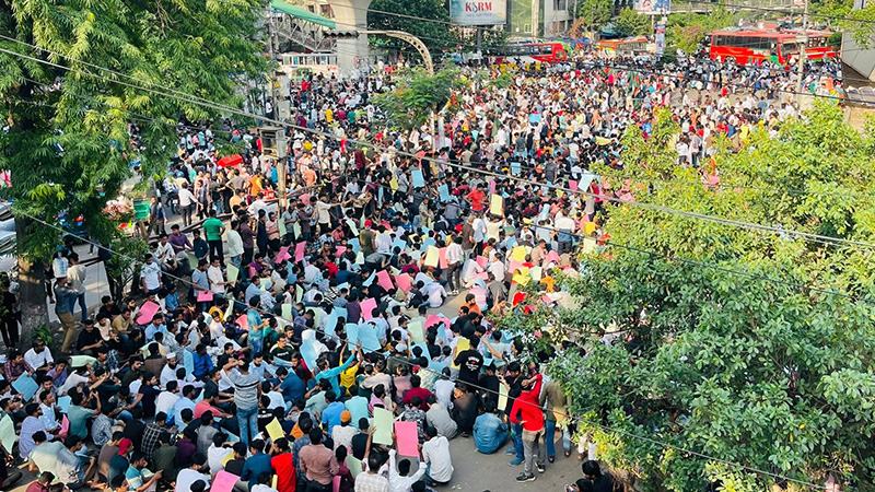 সাম্য হত্যার বিচার দাবিতে শাহবাগ অবরোধ করেছে ছাত্রদল