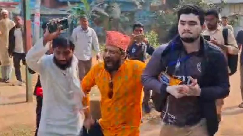 চবিতে আওয়ামীপন্থী শিক্ষককে ধরে প্রক্টর অফিসে দিলেন চাকসু নেতারা