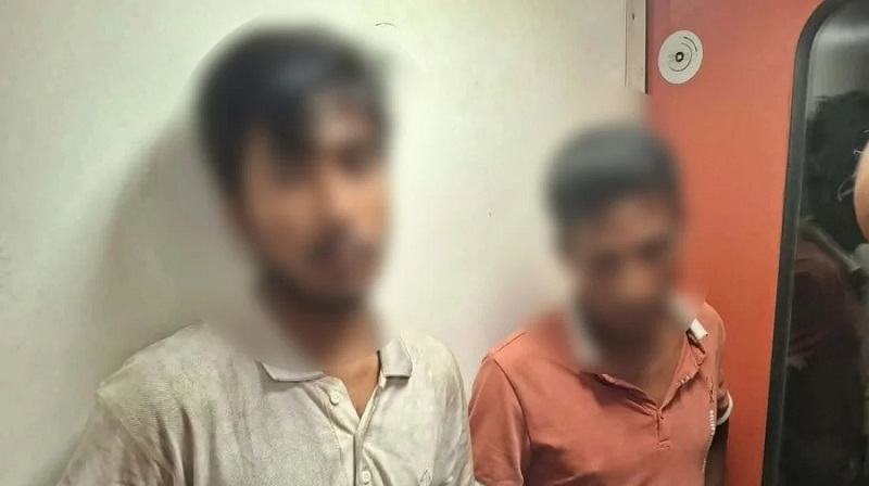 রাবি স্টেশনে শিক্ষার্থীদের লক্ষ্য করে চলন্ত ট্রেন থেকে পাথর নিক্ষেপ, আটক ৩