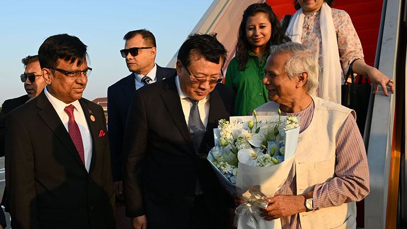 চীনে পৌঁছেছেন প্রধান উপদেষ্টা