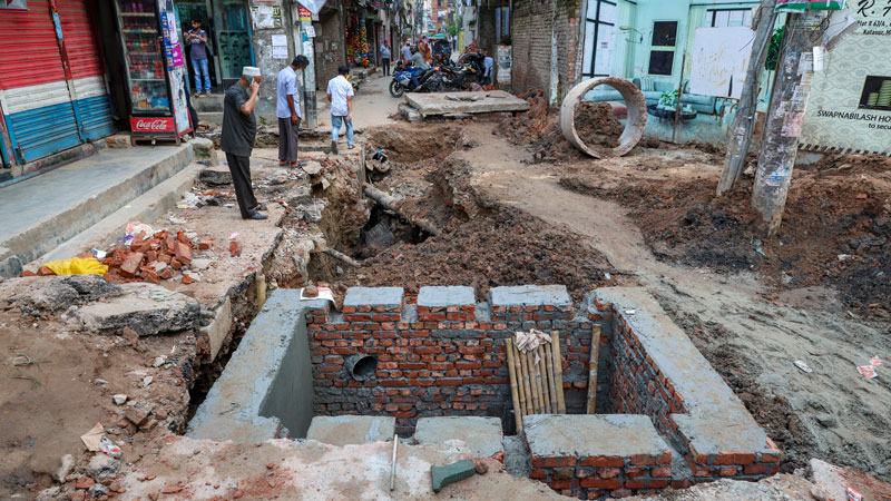 রাজধানীতে বিভিন্ন সড়কে মাসের পর মাস খোঁড়াখুঁড়ি খোলা ড্রেনে দুর্ঘটনার ঝুঁকি