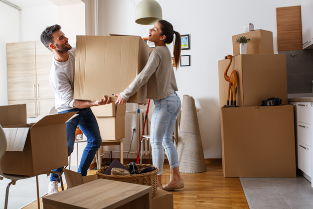 couple-moving-boxes