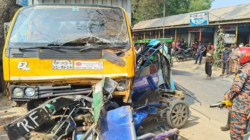 গাইবান্ধায় কাভার্ড ভ্যানের চাপায় দুই অটোরিকশা যাত্রী নিহত