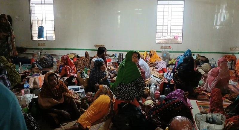 চাঁপাইনবাবগঞ্জে বাড়ছে হামের প্রকোপ, শয্যা সংকটে মেঝেতে চলছে শিশুদের চিকিৎসা