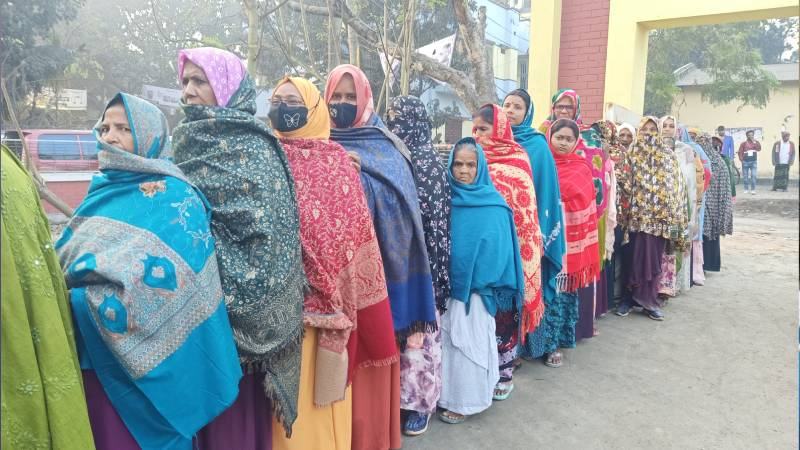 চাঁপাইনবাবগঞ্জে নারী ভোটারদের উপচে পড়া ভীড়