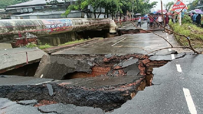 অতিবৃষ্টিতে চট্টগ্রামের অক্সিজেনগামী কালভার্ট ভেঙে সড়কে ধস