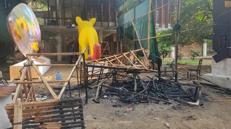 চারুকলায় আগুনে পুড়ে গেছে ‘ফ্যাসিবাদের মুখাকৃতি’ ও ‘শান্তির পায়রা’