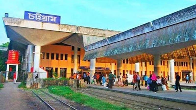 কক্সবাজারগামী ট্রেনের যাত্রা বাতিল, স্টেশনে যাত্রীদের ভাঙচুর