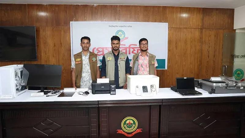 চট্টগ্রামের খুলশীতে বিভিন্ন ডিভাইসসহ ৬৩ বিদেশী নাগরিক গ্রেফতার, যা বলছে পুলিশ