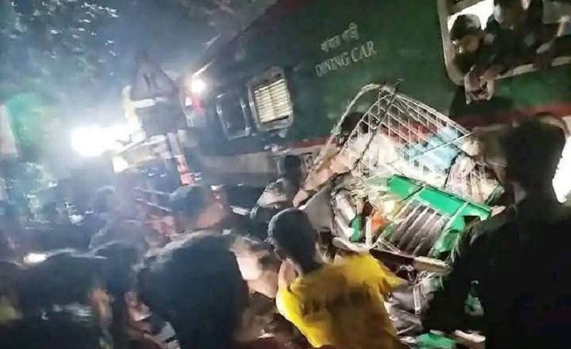 কালুরঘাটে ট্রেন-যানবাহন সংঘর্ষে দায়ী দুই চালক