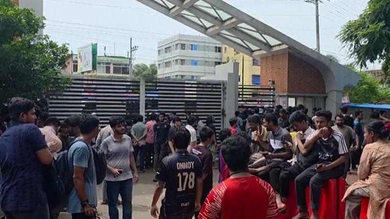 সাবেক ভিসি পুনর্বহালের দাবিতে চুয়েটে শাটডাউন