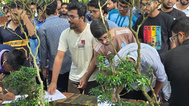 চুয়েটে দ্বিতীয় দিনেও চলছে আন্দোলন, গণস্বাক্ষর কর্মসূচি