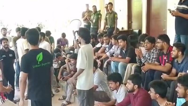 চুয়েটে নতুন ভিসি প্রত্যাখ্যান, ‘কমপ্লিট শাটডাউন’ অব্যাহত