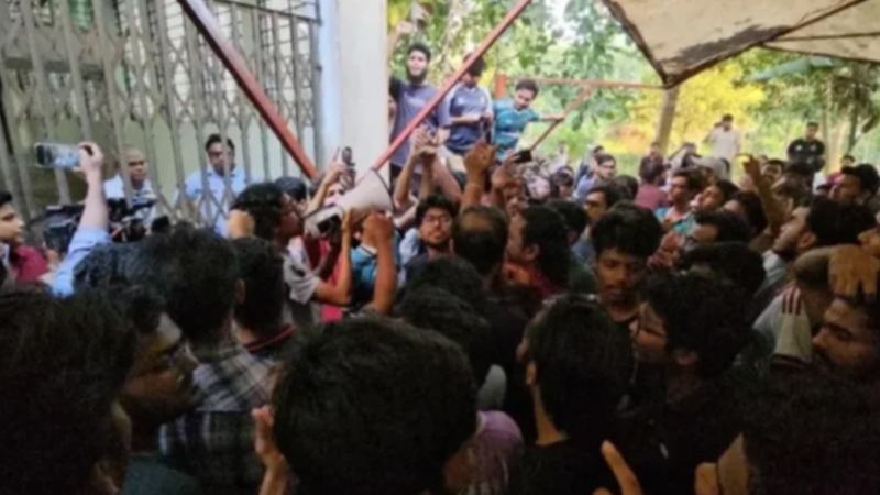 চুয়েট ভিসিসহ ১১ জন ২৩ ঘণ্টা ধরে অবরুদ্ধ