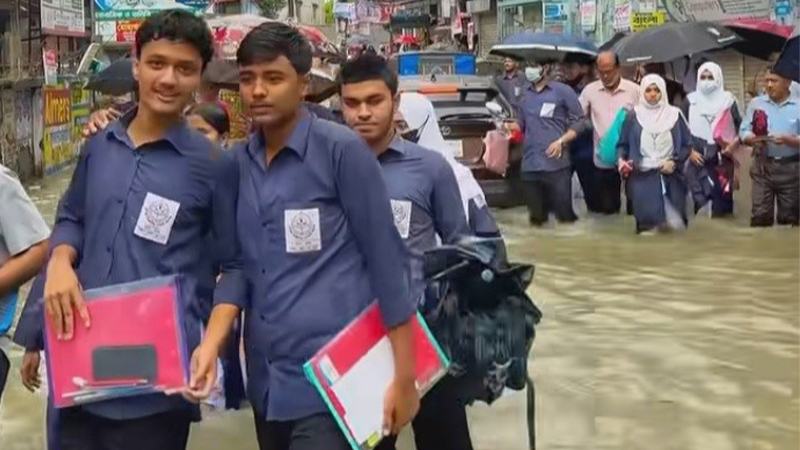 কোথাও কোমর পানি, কোথাও হাঁটু পানি ঠেলে কেন্দ্রে কুমিল্লার এইচএসসি পরীক্ষার্থীরা