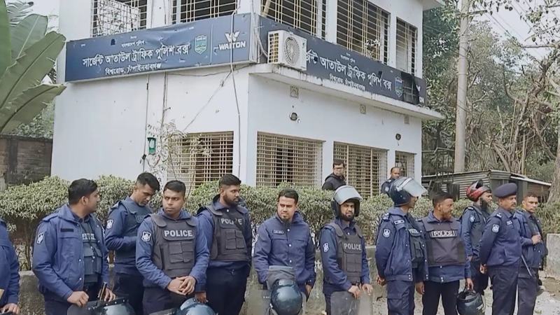 চাঁপাইনবাবগঞ্জে পুলিশ বক্স ও ফাঁড়িতে হামলার ঘটনায় ৩০০ জনের বিরুদ্ধে মামলা, গ্রেফতার ৯