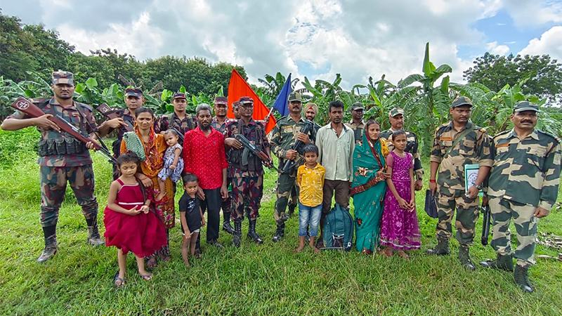 ৯ বাংলাদেশীকে বিজিবির কাছে হস্তান্তর করল বিএসএফ