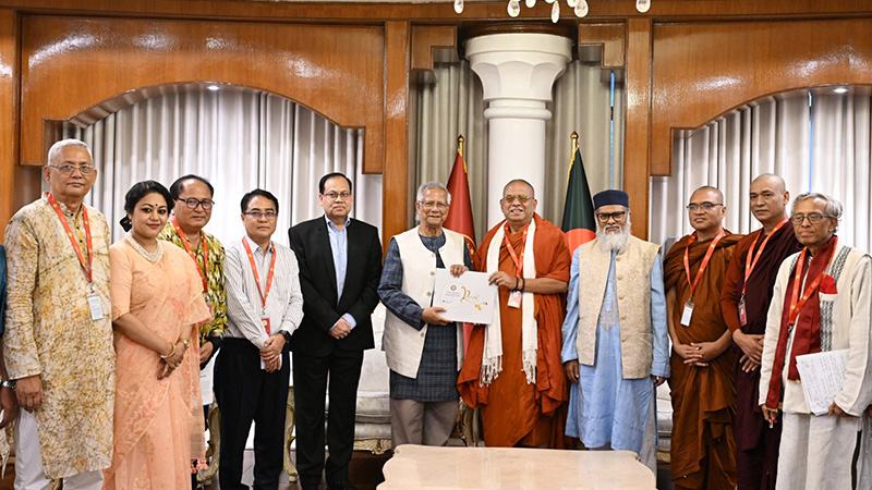 ড. ইউনূসের সঙ্গে বৌদ্ধ ধর্মীয় কল্যাণ ট্রাস্টের শুভেচ্ছা বিনিময়