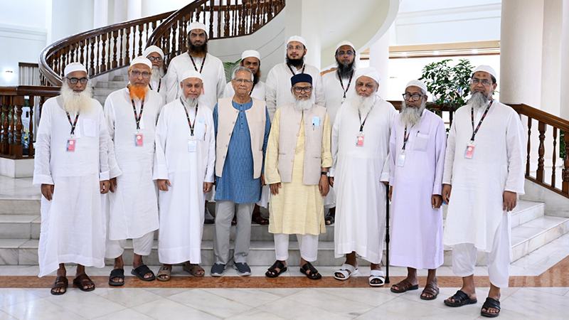 প্রধান উপদেষ্টার সঙ্গে হেফাজত নেতাদের সাক্ষাৎ