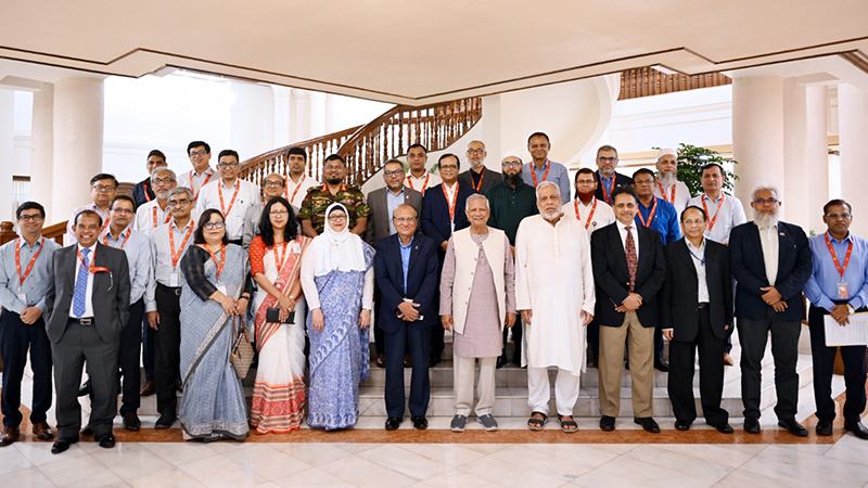 নির্বিঘ্ন ঈদযাত্রা উপহার দেয়ায় কর্মকর্তাদের ধন্যবাদ প্রধান উপদেষ্টার