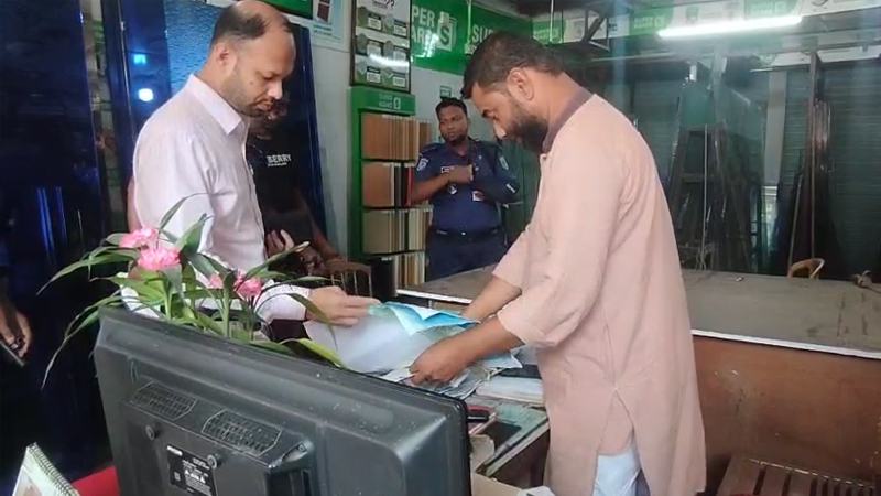 ‘সুপার বোর্ডে’র নকল স্টিকার লাগিয়ে জালিয়াতি, ডিলারকে জরিমানা করল ভ্রাম্যমাণ আদালত