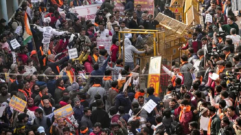 নয়াদিল্লিতে বাংলাদেশ হাইকমিশনের সামনে বিক্ষোভ, ভাঙল ব্যারিকেড
