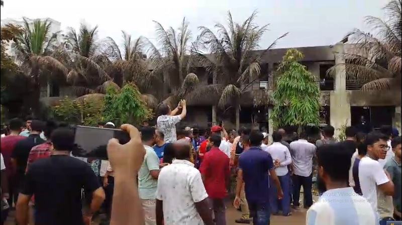 সব দাবি মেনে নেয়ার আশ্বাস, হতাহতের পূর্ণাঙ্গ তালিকা ছাড়া ক্যাম্পাস ছাড়বে না শিক্ষার্থীরা