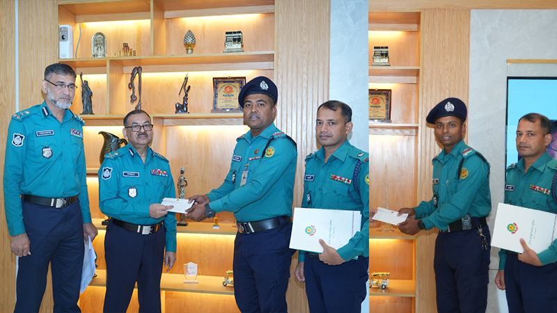 সাহসিকতার স্বীকৃতি স্বরূপ দুই পুলিশ সার্জেন্টকে অর্থ পুরস্কার দিলেন ডিএমপি কমিশনার