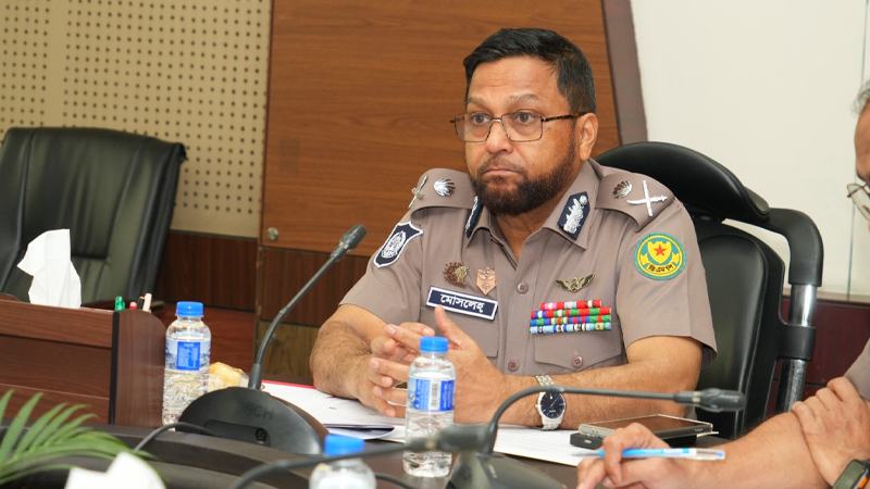 হাটের সীমানার বাইরে পশু রাখা যাবে না: ডিএমপি কমিশনার