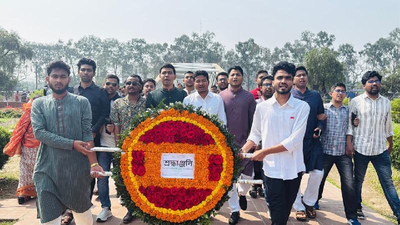 স্বাধীনতা দিবসে জিয়াউর রহমান ও খালেদা জিয়ার সমাধিতে ঢাবি ছাত্রদলের শ্রদ্ধা