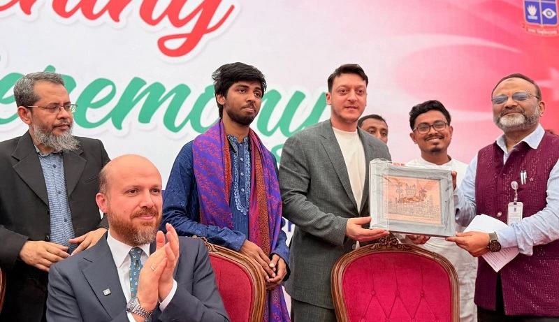 ঢাকা বিশ্ববিদ্যালয় ক্যাম্পাসে বিশ্বকাপজয়ী ফুটবল তারকা মেসুত ওজিল