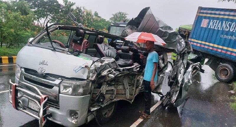ঢাকা-ভাঙ্গা এক্সপ্রেসওয়েতে বাস-মাইক্রোবাস-পিকআপ সংঘর্ষে নিহত ২